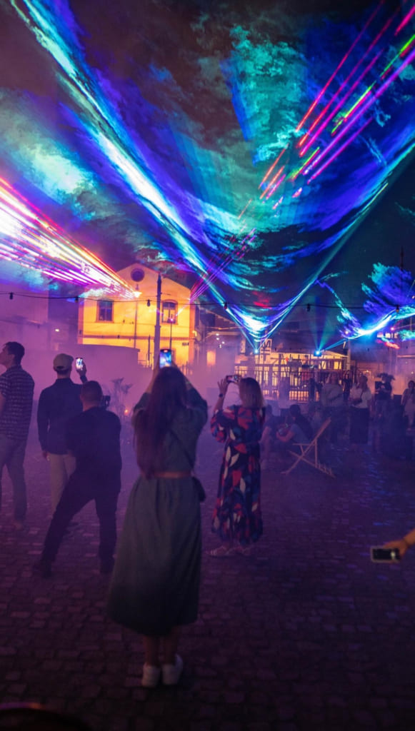 Pokaz laserowy w plenerowym dziedzińcu nocą