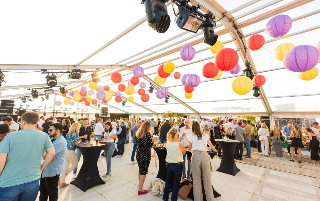 Dzienny event networkingowy na tarasie w innym mieście