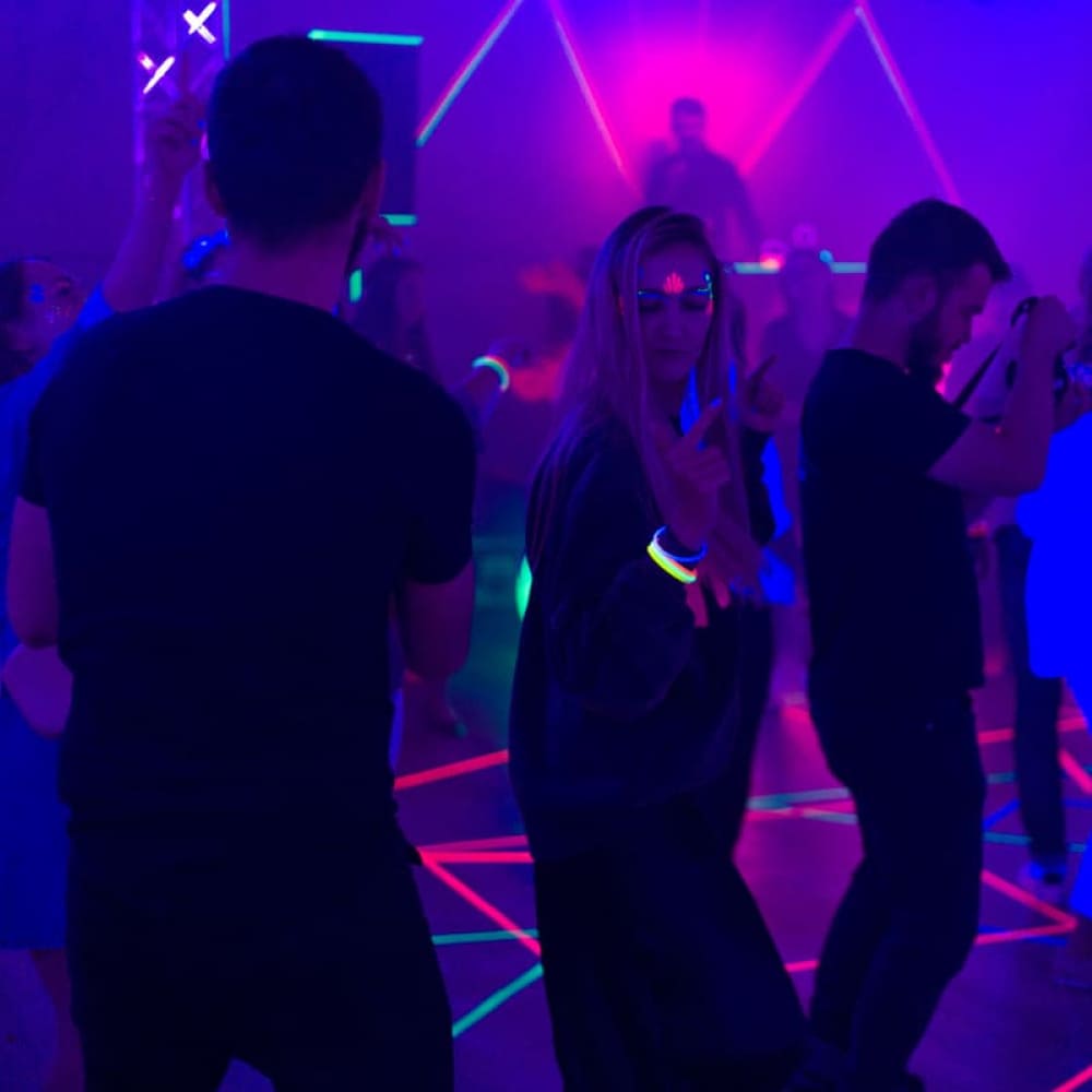 Impreza neonowa UV na parkiecie klubowym