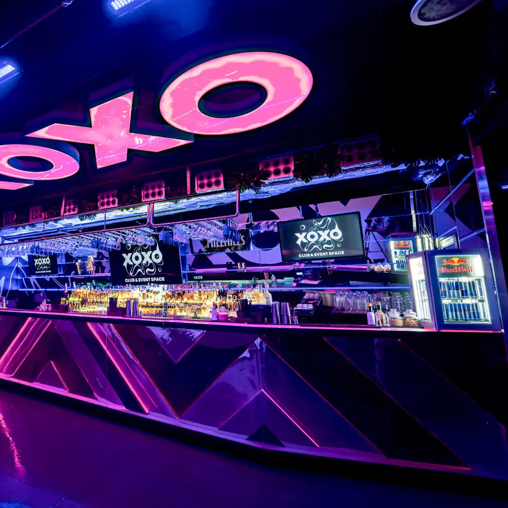 Neonowy bar klubowy z podświetlanym szyldem